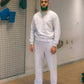 Hamza är 193 cm lång och bär storlek L. | grå