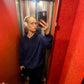 Line är 174 cm lång och bär storlek XL. | mörkblå