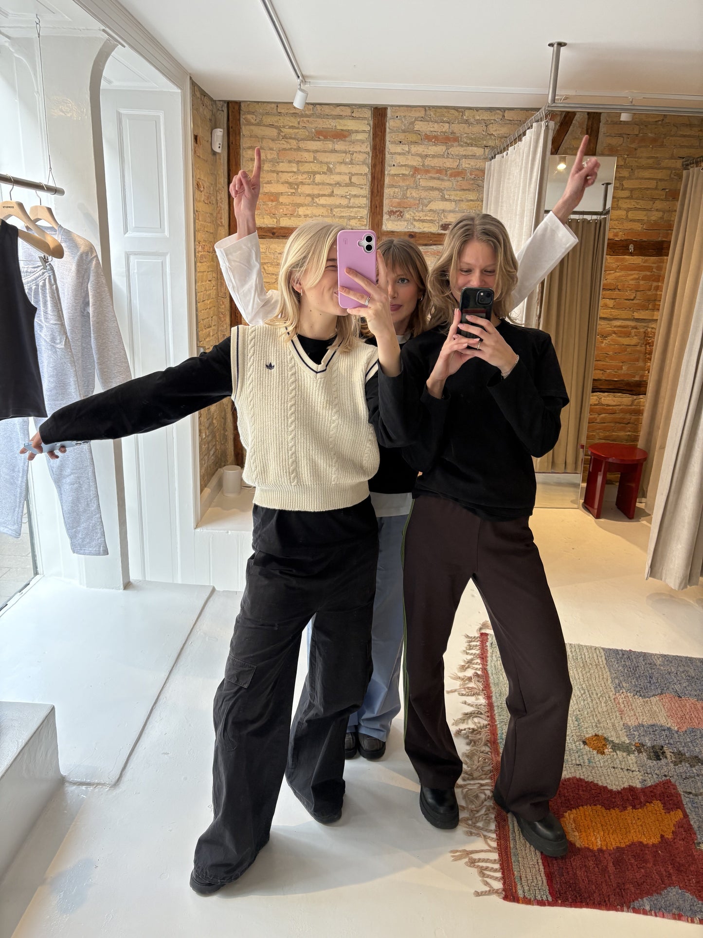 Sofie (t.v.) är 172 cm lång och bär storlek S. | svart