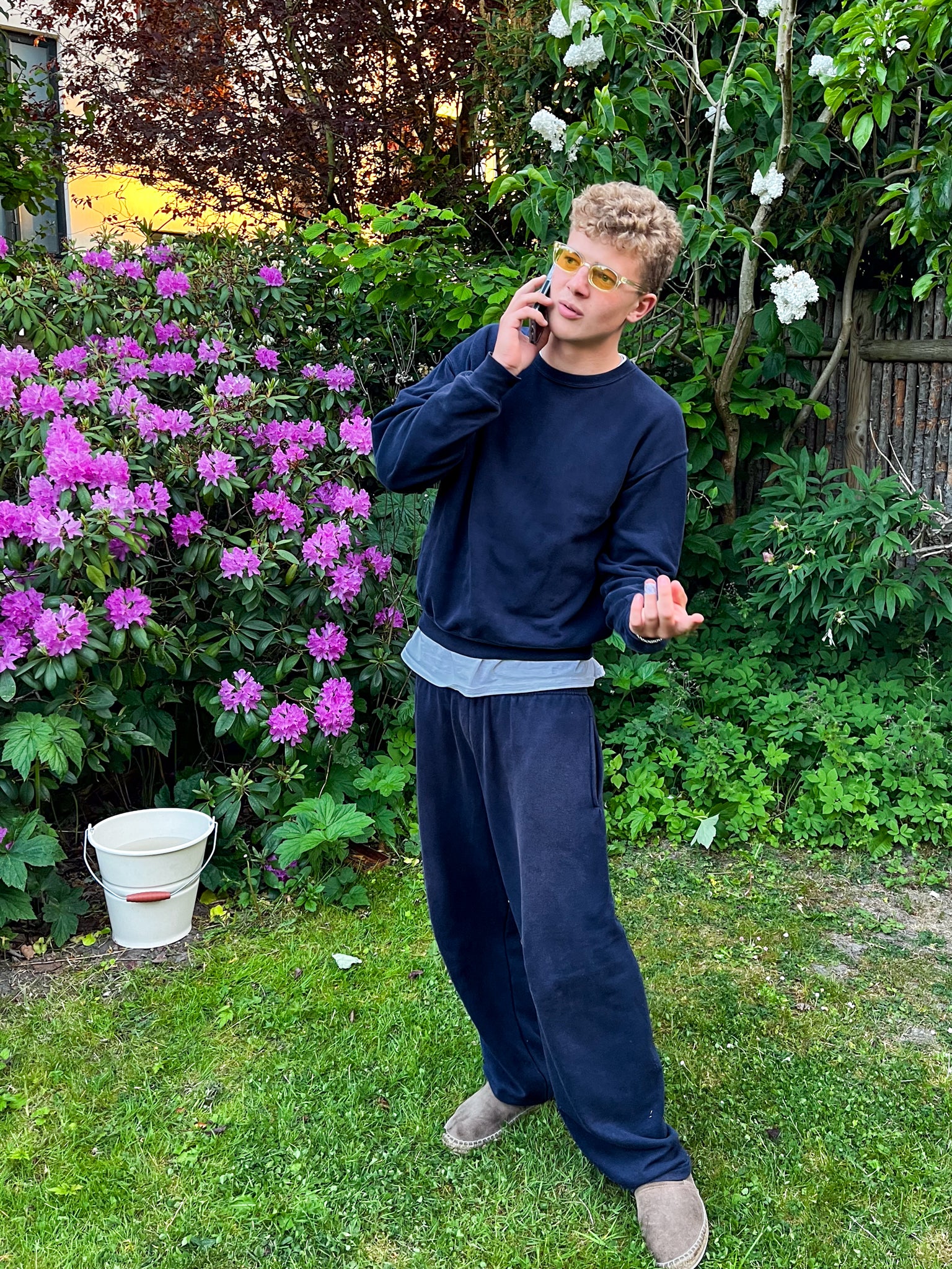 | mörkblå