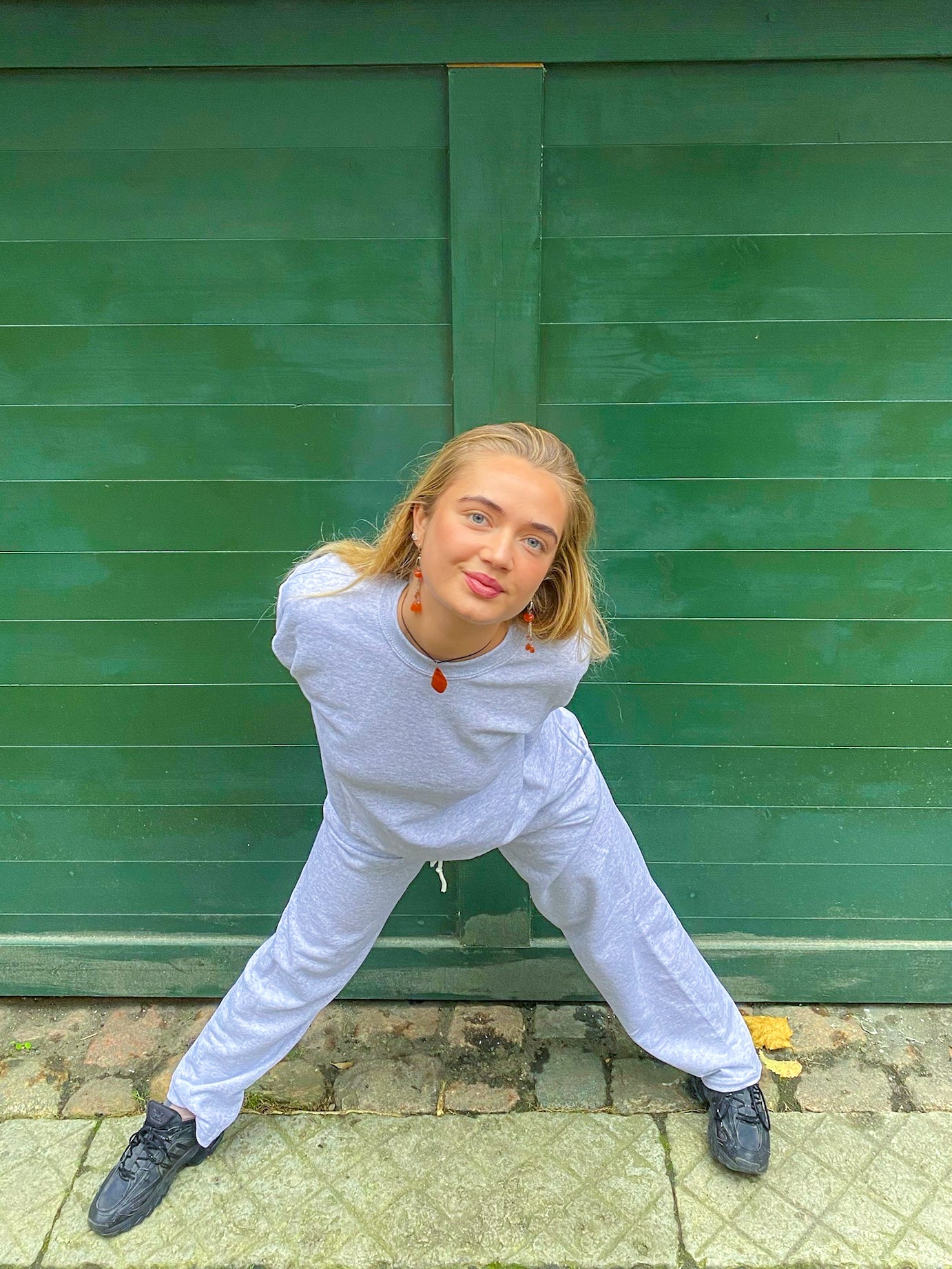 Caroline är 169 cm lång och bär storlek M. | grå 