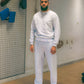 Hamza är 193 cm lång och bär storlek XL. | grå 