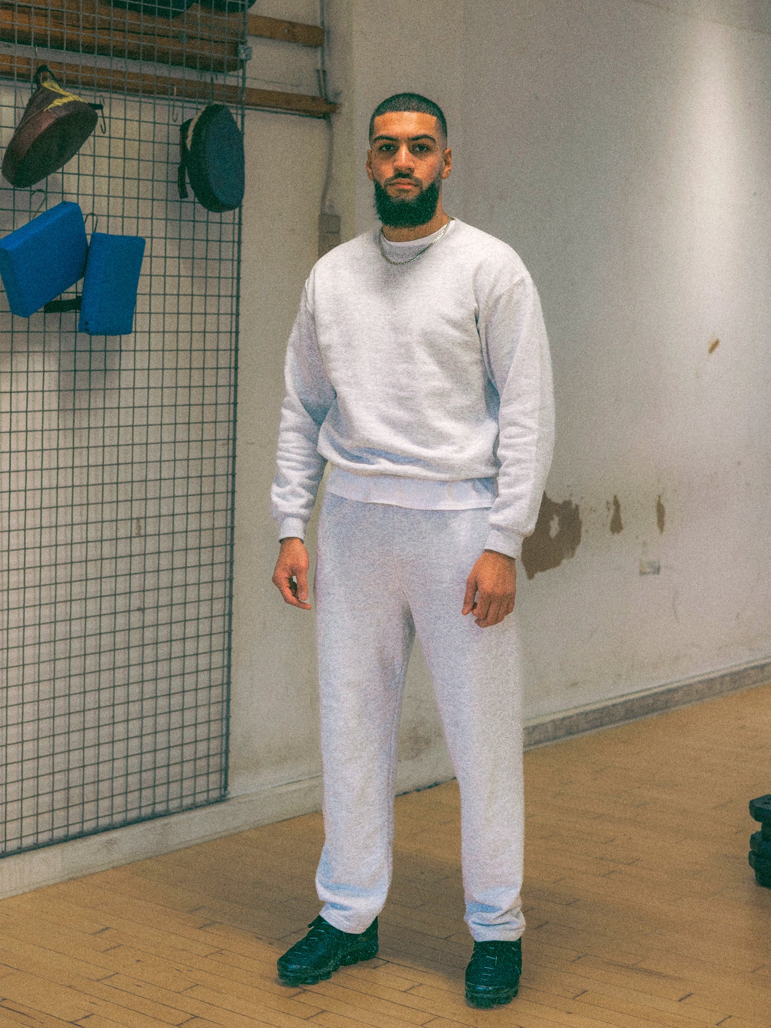 Hamza är 193 cm lång och bär storlek XL. | grå 