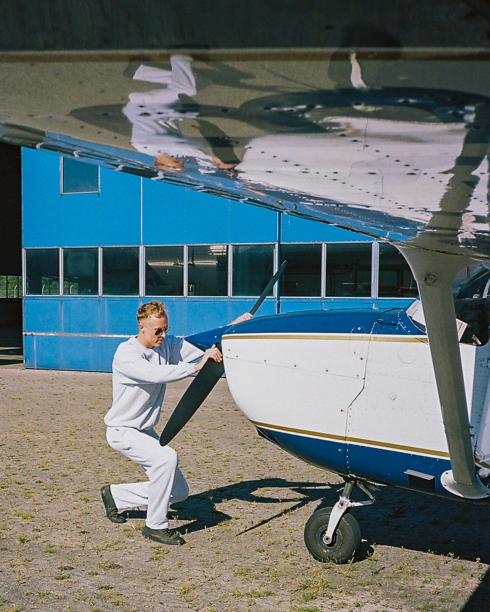 Emil är 200 cm lång och använder storlek XL.