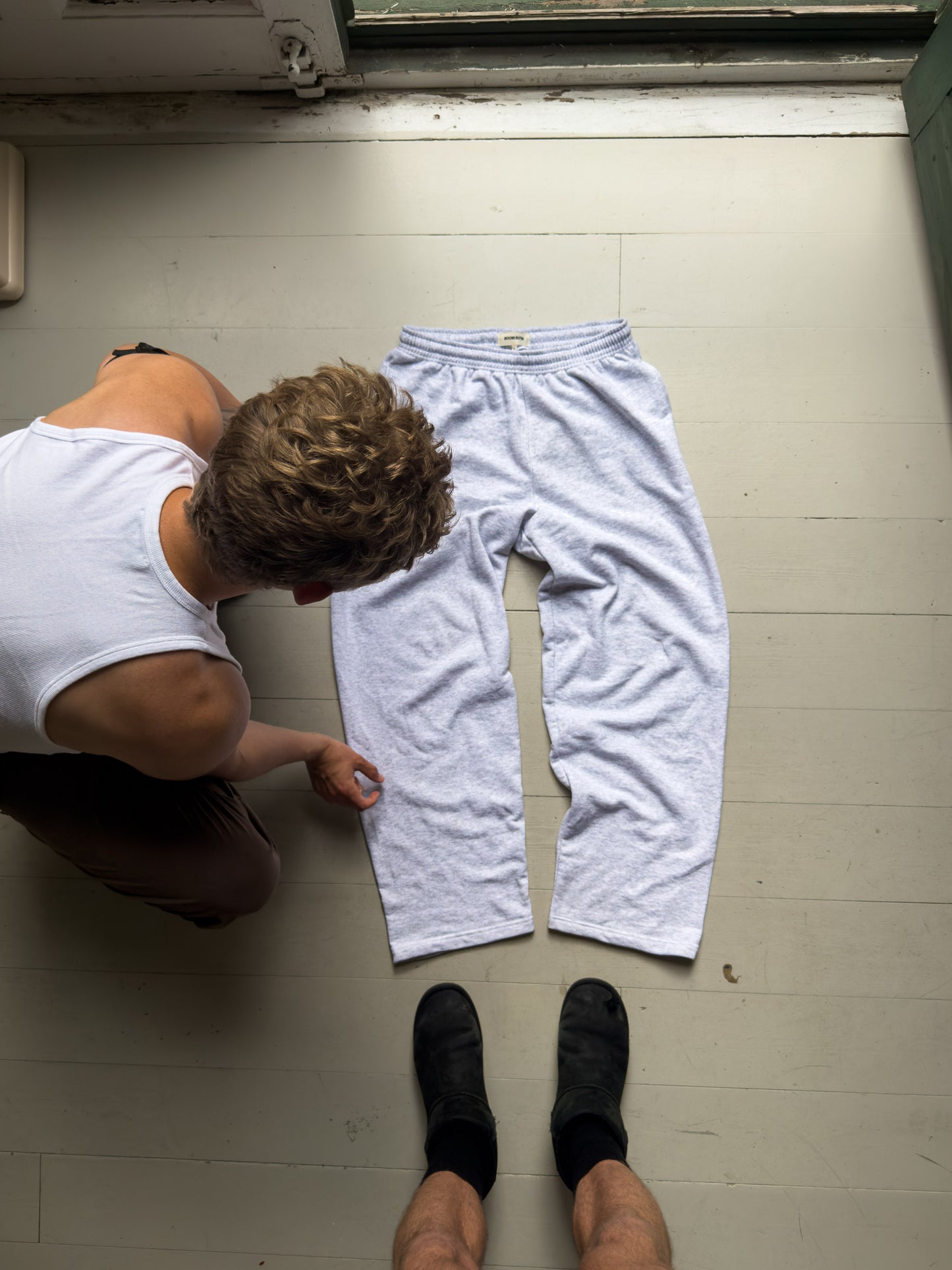 Peter är 188 cm lång och bär storlek XL. | uden grå