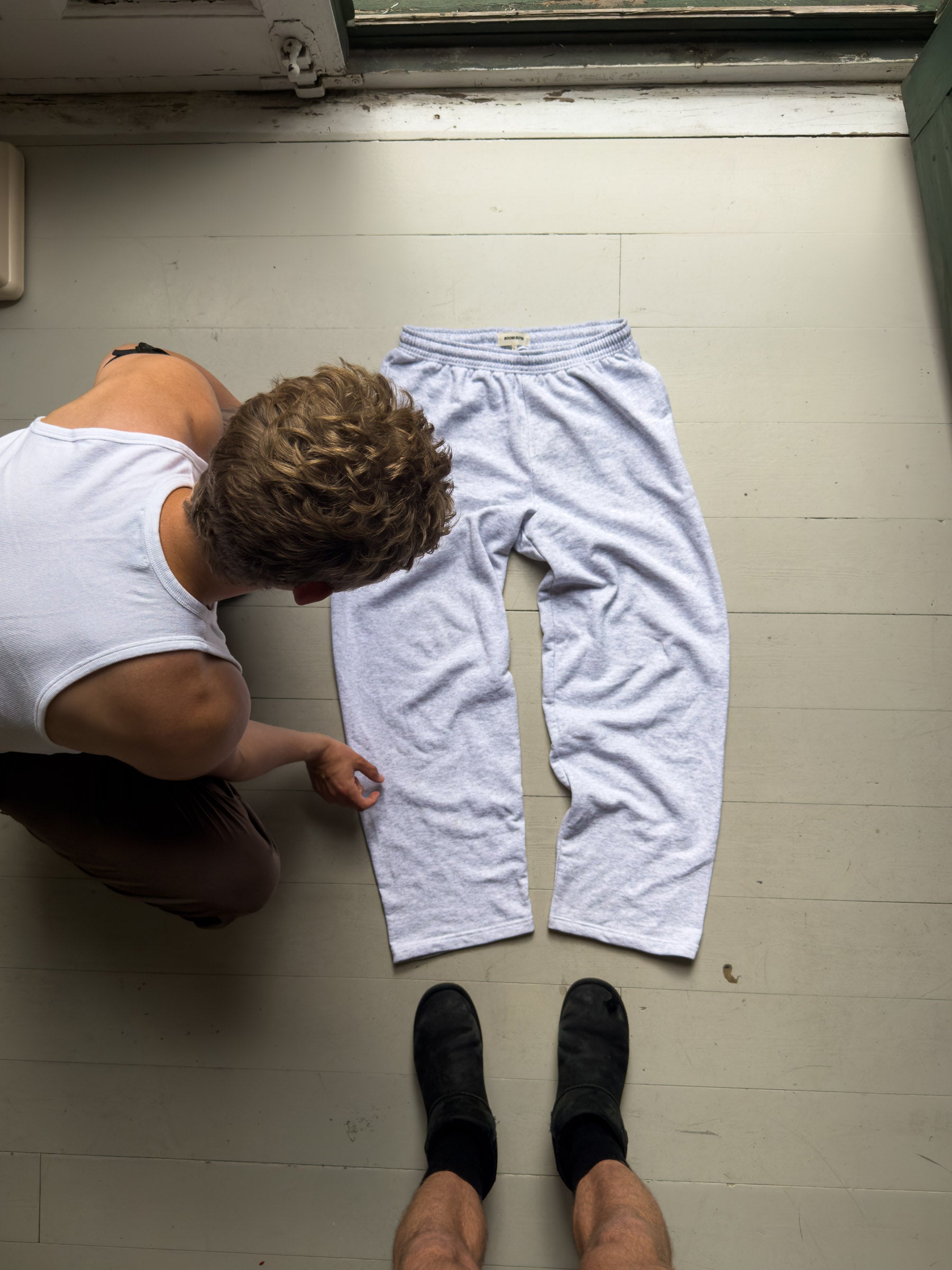 Peter är 188 cm lång och bär storlek XL. | uden grå