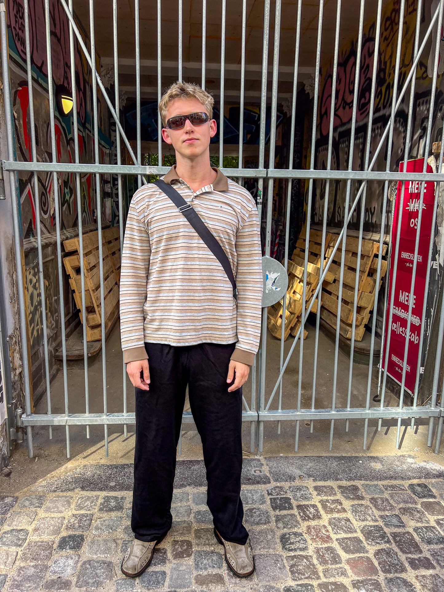 Peter är 188 cm lång och bär storlek XL. | svart