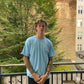 Frederik är 189 cm lång och bär storlek XL. | ljusblå