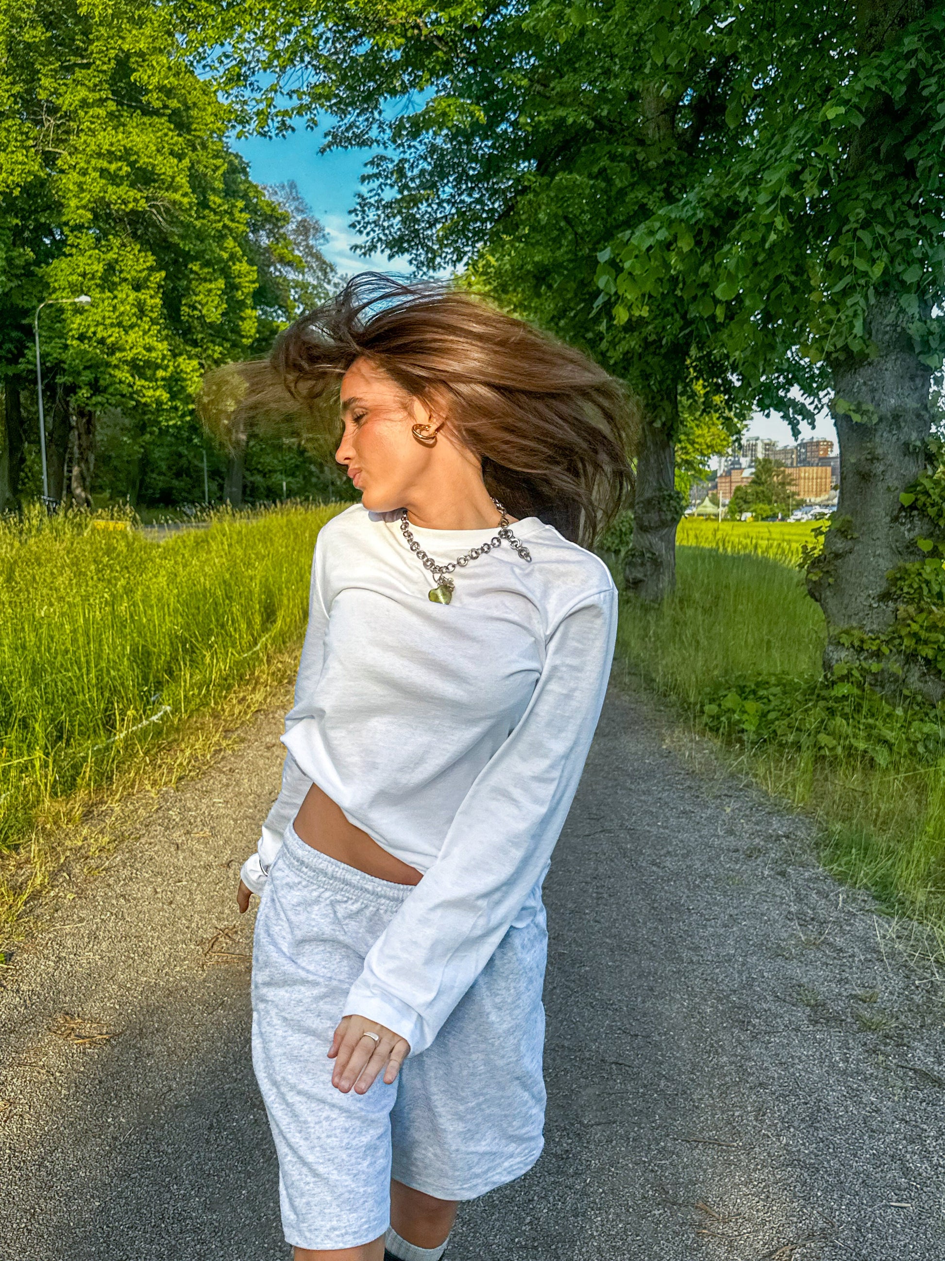 Ulyana är 160 cm lång och bär storlek S. | vit